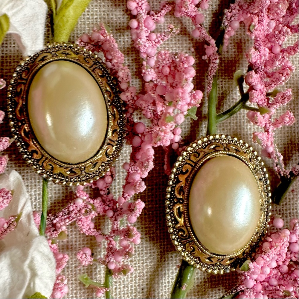 Vintage Elegant Gold and Cream Oval Earrings